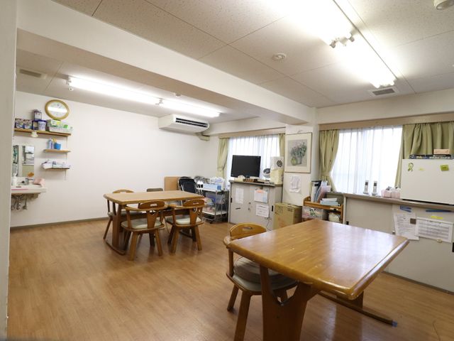 共有スペースのやすらぎの場 テーブルと椅子 明るく広々としたスペースで日々の食事やくつろぎの時間を提供しています。テーブルを囲むことで交流も深まります。