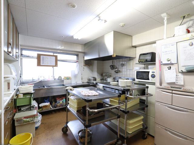 整頓されたキッチン キッチン 清潔感のあふれる広々としたキッチンで、毎日の食事の準備が行われています。調理に従事する人にとって、使いやすい環境です。