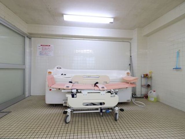 清潔な浴室のベッド 浴室 鮮明で広々とした浴室には、使いやすいベッドが整えられ、快適な入浴をサポートしています。安全に配慮された設計が、スタッフの就業環境を支えています。