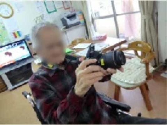 車椅子の人がカメラ操作