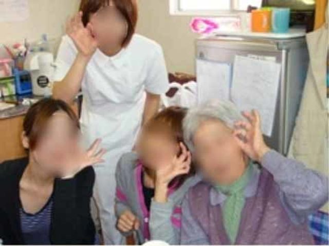 ケアを受ける人々とスタッフ 日常風景2 笑顔で支えあう暖かな人の輪。それぞれのニーズに寄り添った手厚いケアを目指しています。