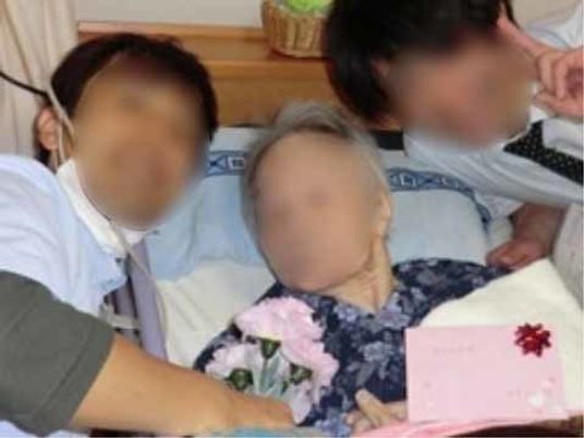 笑顔の人々とお祝いの瞬間