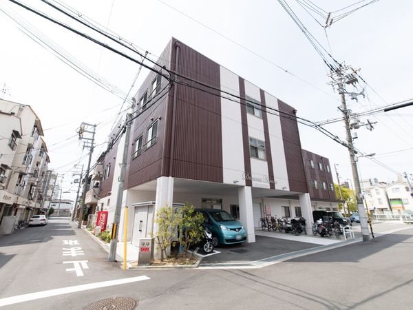 茶色い建物のエントランス