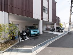 エントランスと駐車場