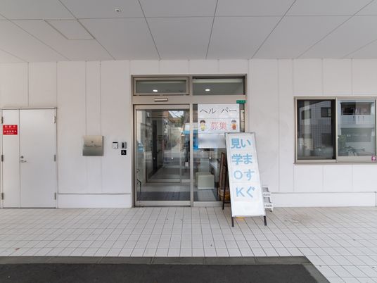白壁の建物前エントランス