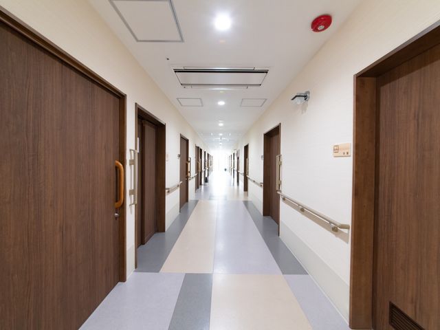 清潔な廊下の様子 通路 手すりが備えられた明るく清潔な廊下があり、日常の移動も安心して行えます。デザインにもこだわりが感じられ、快適な環境づくりに配慮されています。