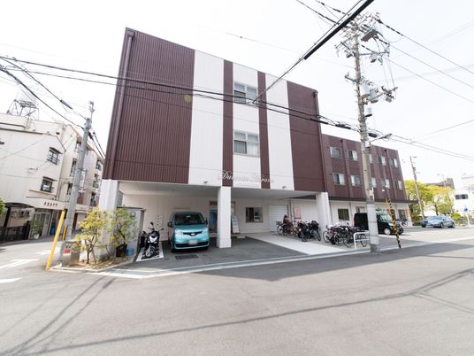 茶色の建物の外観