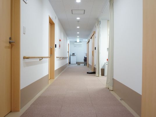清潔な施設の廊下