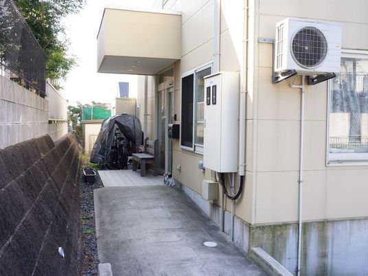 施設の屋外側面と通路