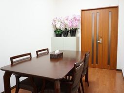 シンプルな居室のテーブルセット