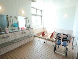 バリアフリー設計の浴室