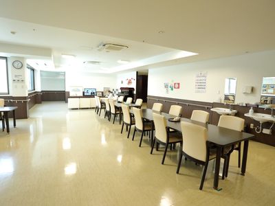 広々とした明るい食堂