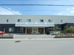 明るい外観の建物