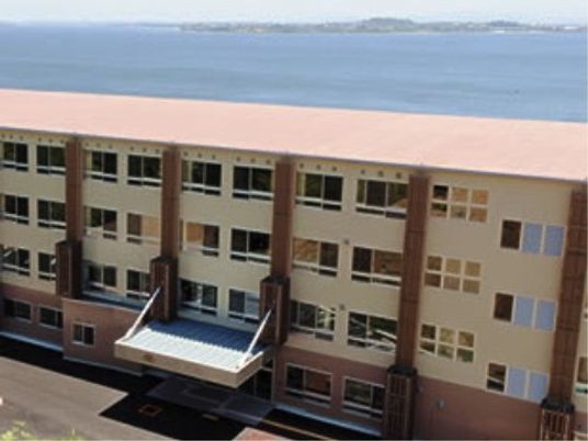 海が見える四階建て建物