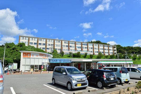 海が見える四階建て建物