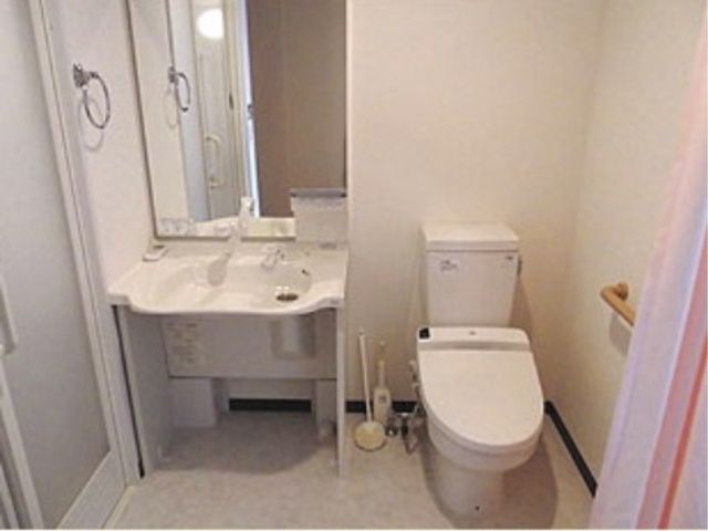 清潔な洗面所とトイレ 洗面台・トイレ 手すり付きで安心の洗面所とトイレ。利用者の安全と快適さを考えた設計です。