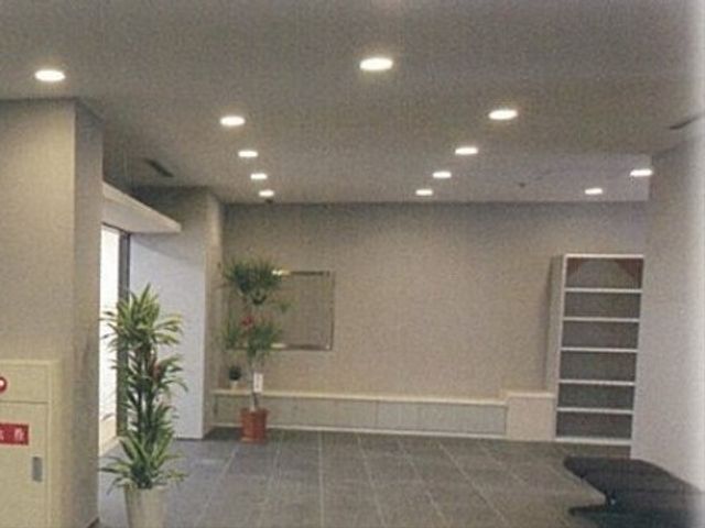 清潔感のあるエントランス エントランス ゆとりの空間で明るい印象のエントランスです。待合いや談笑に適しており、快適な時間が過ごせる設計になっています。