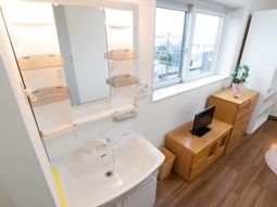 清潔な洗面台と鏡