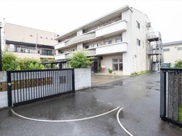 明るい外観の建物