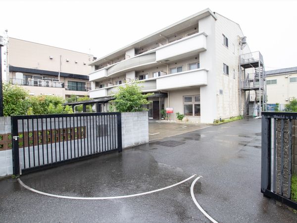 明るい外観の建物