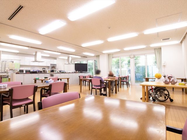 明るい共有エリア 食堂 ゆとりある配置のテーブルとイスが特長の食堂で、過ごしやすい環境が整っています。ここで多くの笑顔が生まれるでしょう。