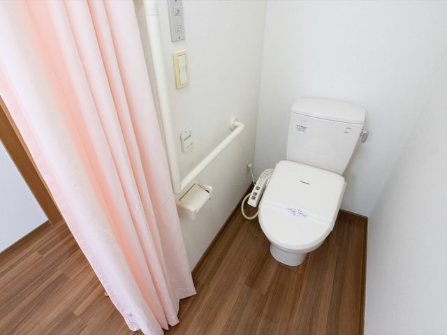 バリアフリー設計のトイレ トイレ 手すり付きのトイレは、ご利用の方の安全と自立を支援する設備です。清潔感があり、快適にお使いいただけます。