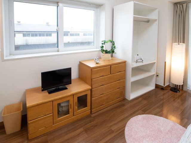 居室の明るい空間 居室 シンプルで明るい部屋の様子です。周りを気にせず、くつろぎながらプライベートを大切にできる空間があります。