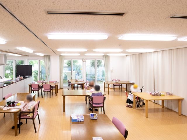 共有スペースの居心地の良い風景 食堂 居心地の良いダイニングルームでは、ゆったりとした時間を過ごしながら食事や交流を楽しむことができます。ゆとりのあるスペースが就業環境の快適さにつながります。
