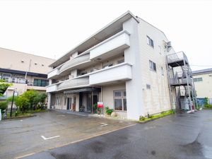 白い外壁の建物エントランス