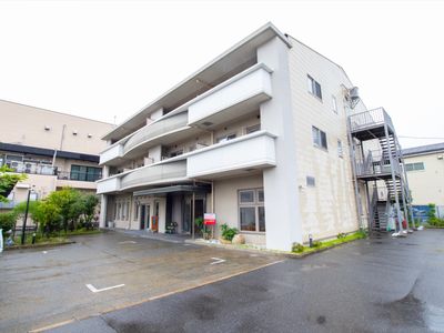 白い外壁の建物エントランス