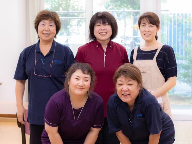 スタッフの笑顔集合 スタッフ 笑顔で対応する心温まるスタッフたちです。一緒に働く仲間として、私たちと協力し合いませんか。