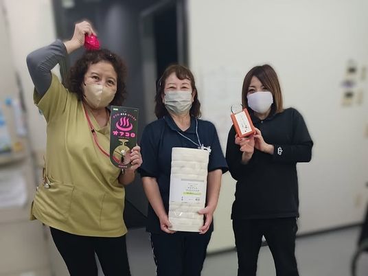 記念品を持つスタッフの様子  