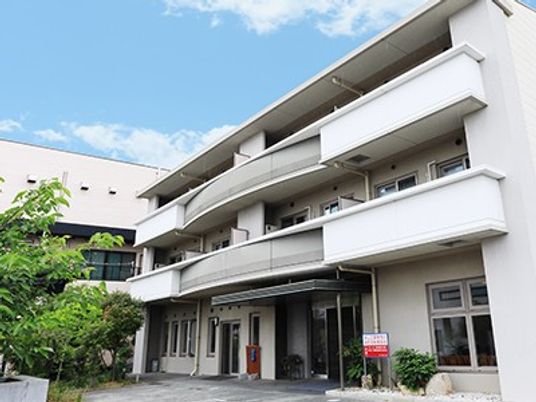 白い建物の外観  