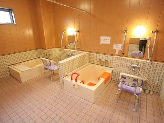 快適な介護用浴室 大浴場 さまざまなニーズに対応した介護用の浴室です。安全かつ快適な入浴のための設備が整っております。
