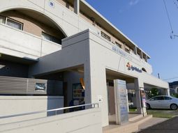 明るい日差しのエントランス