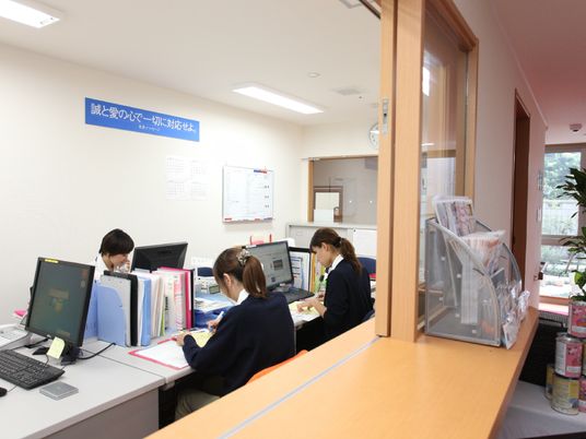 スタッフ作業中のフロント