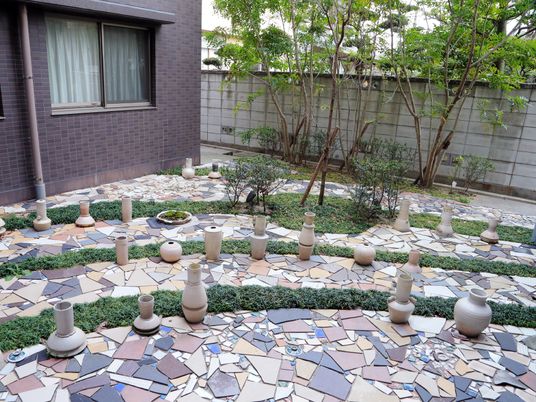 陶芸作品が並ぶ中庭