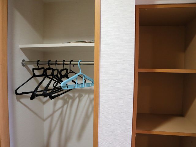 整理整頓されたクローゼット 部屋のクローゼット 清潔感のある収納スペースが完備されており、個人の大事な衣類などをきちんと管理できます。