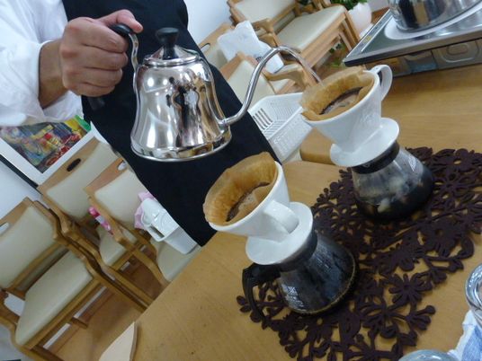 コーヒーを入れる手元