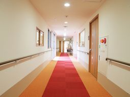 明るい赤いカーペットの廊下