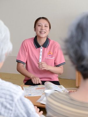 スタッフが笑顔で対応