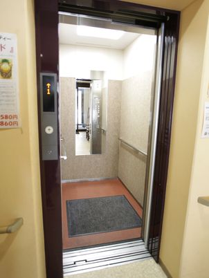広々としたエレベーター