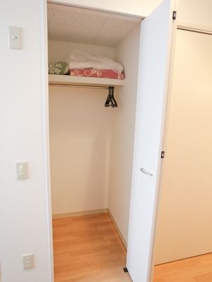 整然とした居室のクローゼット