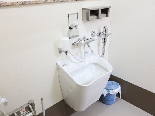  手すり付きの洗面台  