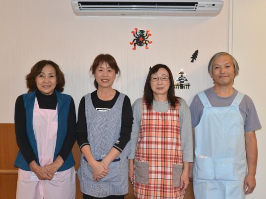 スタッフの集合写真
