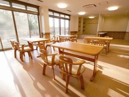 広々とした食事スペース