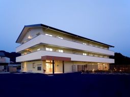 明るい外観の建物