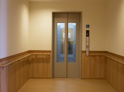 木目調のエレベーター前