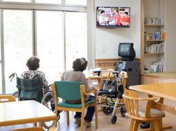 リビングでくつろぐ様子