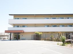 白い建物のエントランス